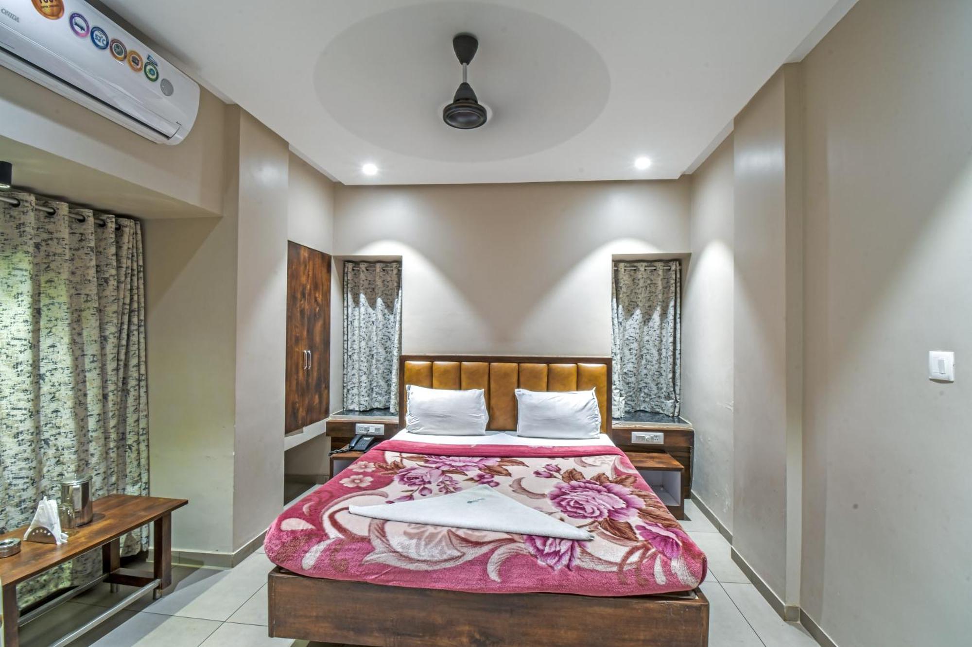 Hotel Vrindavan Deluxe Kolhapur Zewnętrze zdjęcie