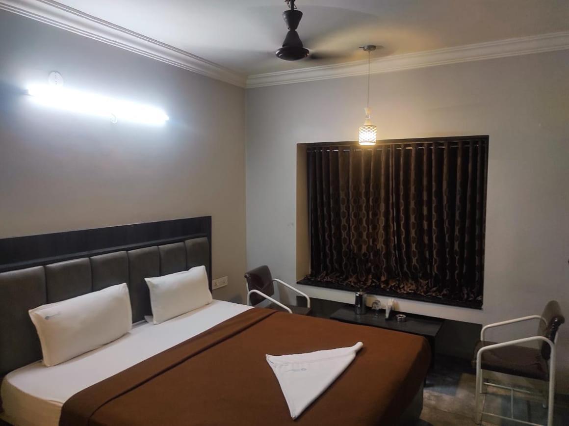Hotel Vrindavan Deluxe Kolhapur Zewnętrze zdjęcie