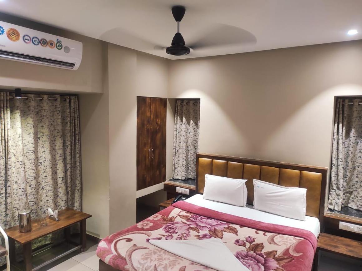 Hotel Vrindavan Deluxe Kolhapur Zewnętrze zdjęcie