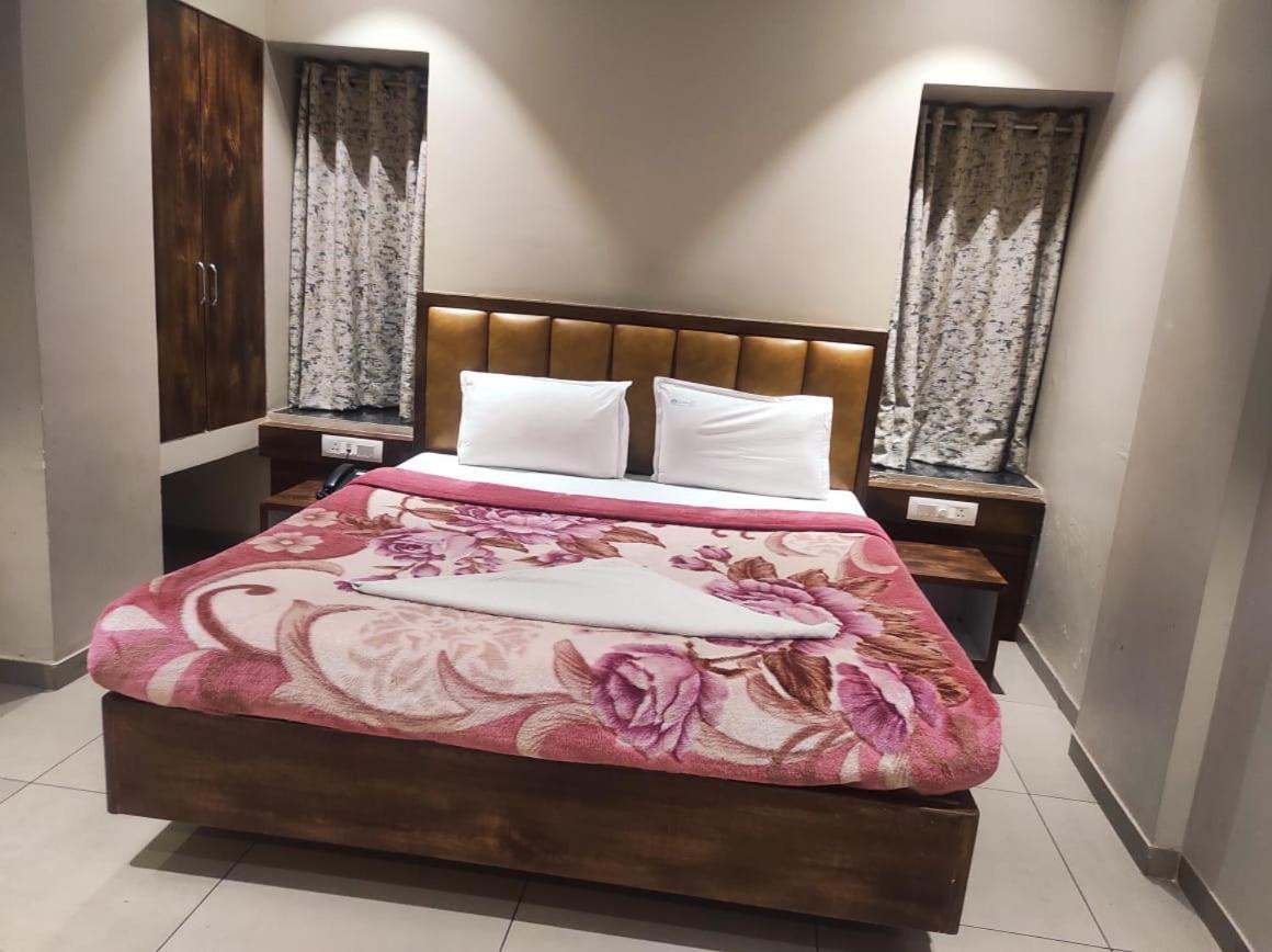Hotel Vrindavan Deluxe Kolhapur Zewnętrze zdjęcie