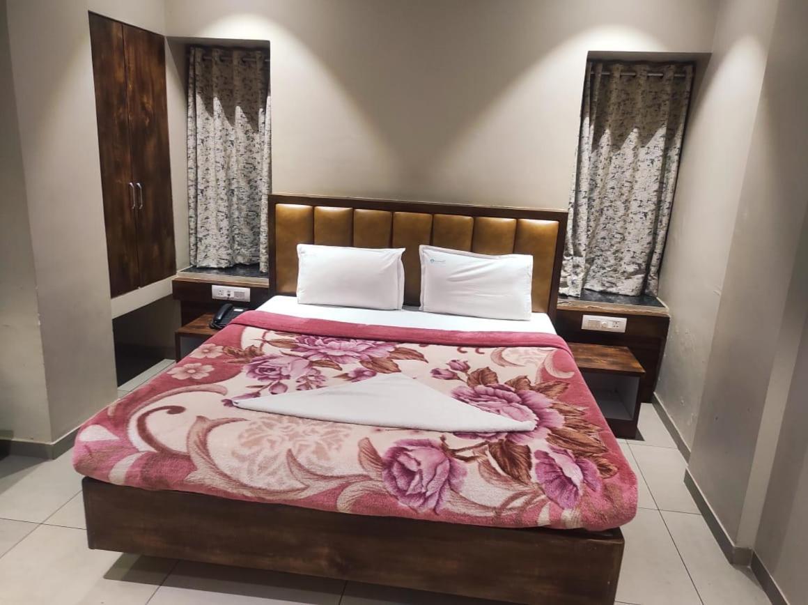 Hotel Vrindavan Deluxe Kolhapur Zewnętrze zdjęcie