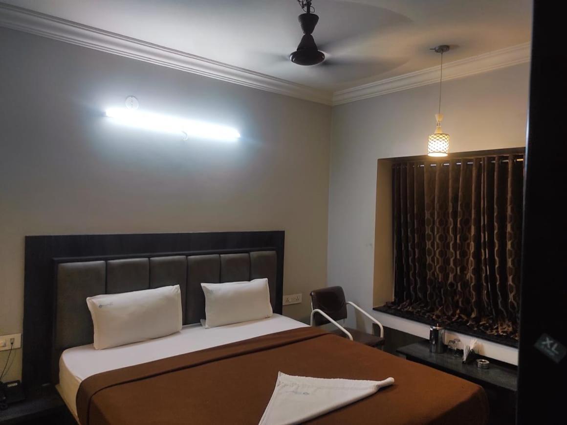 Hotel Vrindavan Deluxe Kolhapur Zewnętrze zdjęcie