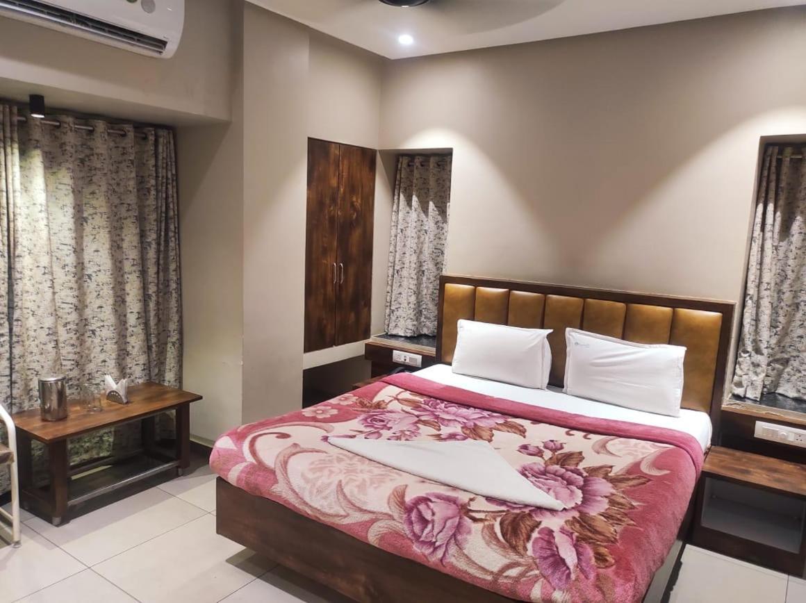 Hotel Vrindavan Deluxe Kolhapur Zewnętrze zdjęcie