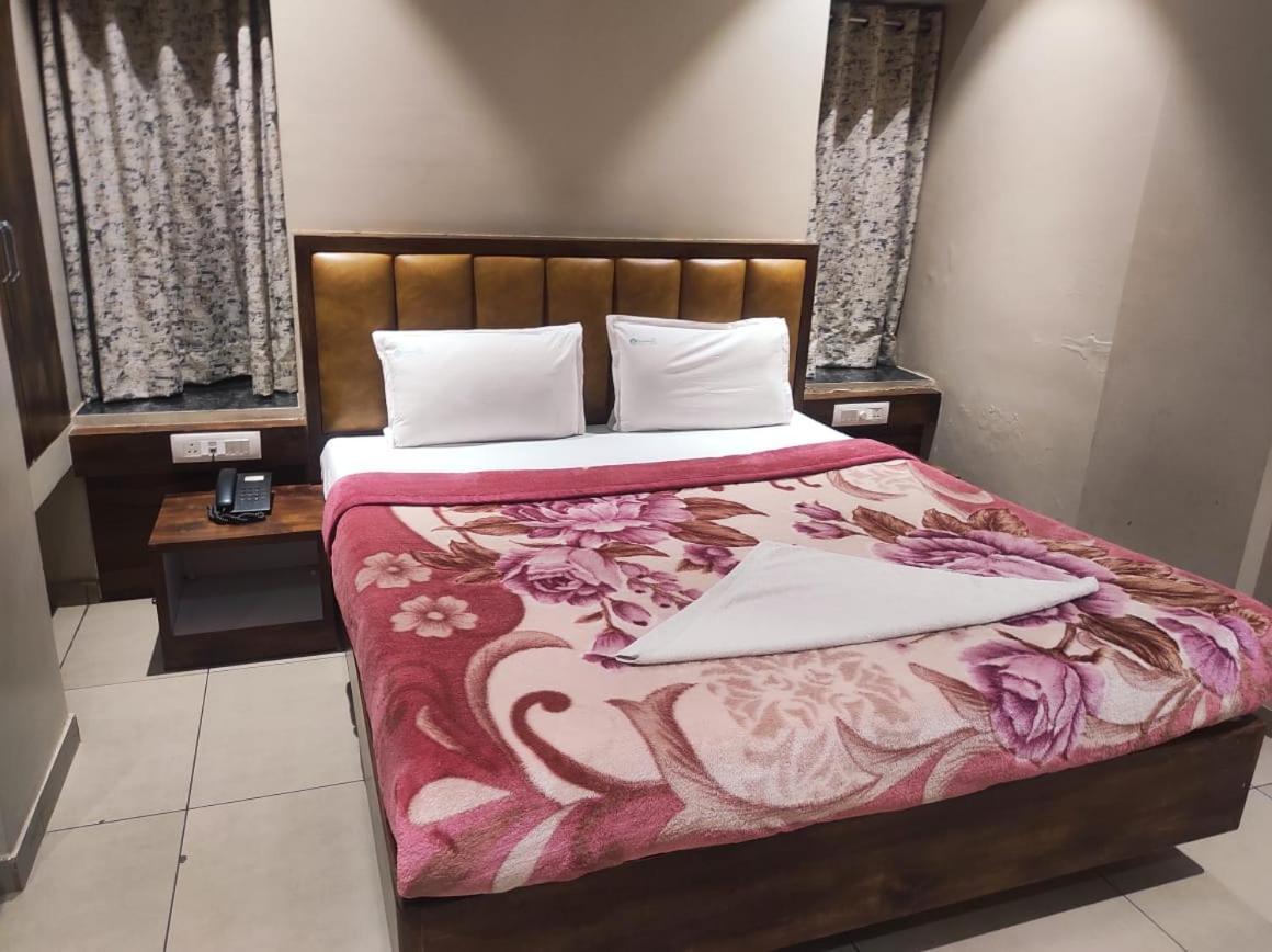 Hotel Vrindavan Deluxe Kolhapur Zewnętrze zdjęcie