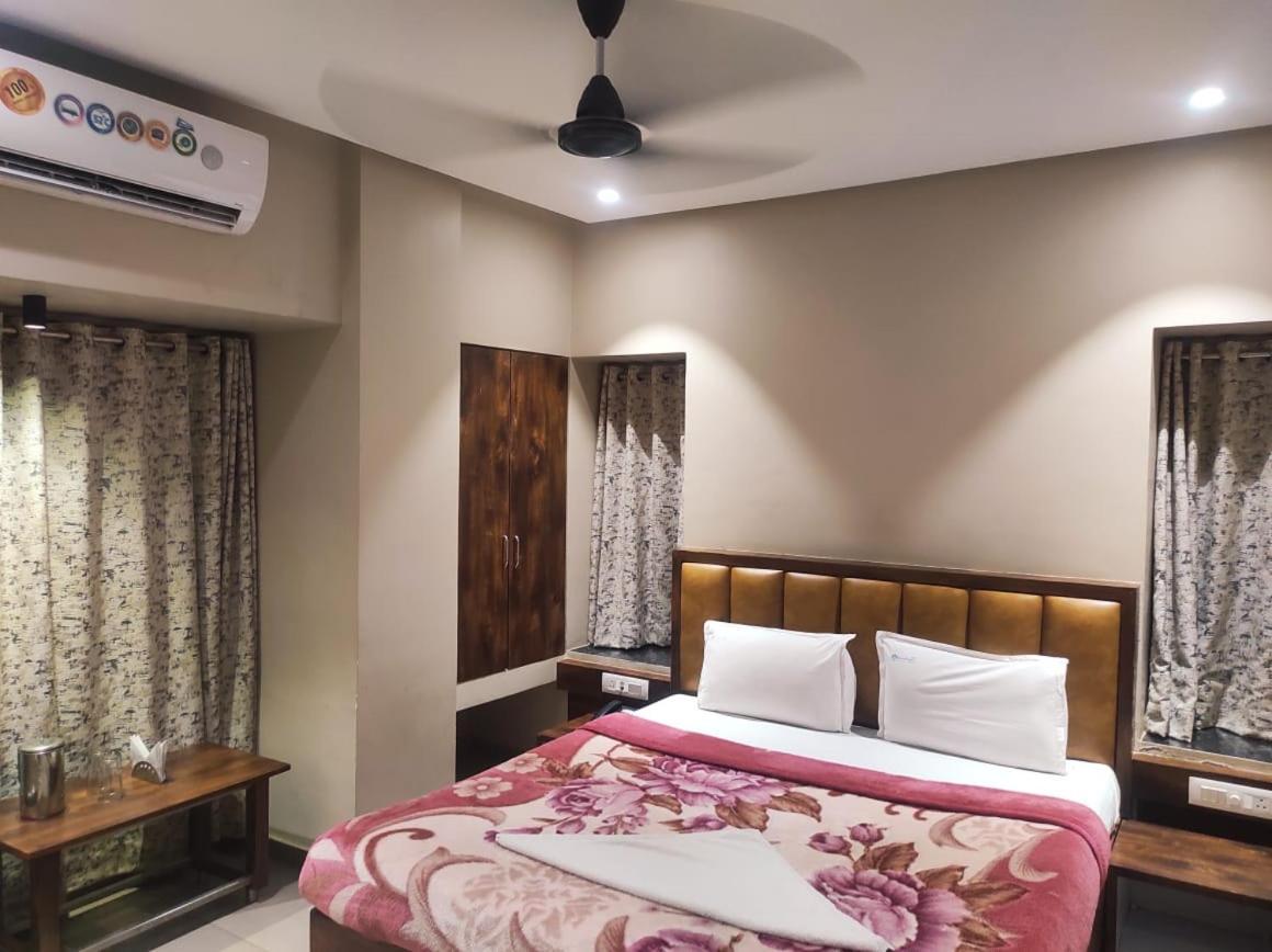 Hotel Vrindavan Deluxe Kolhapur Zewnętrze zdjęcie