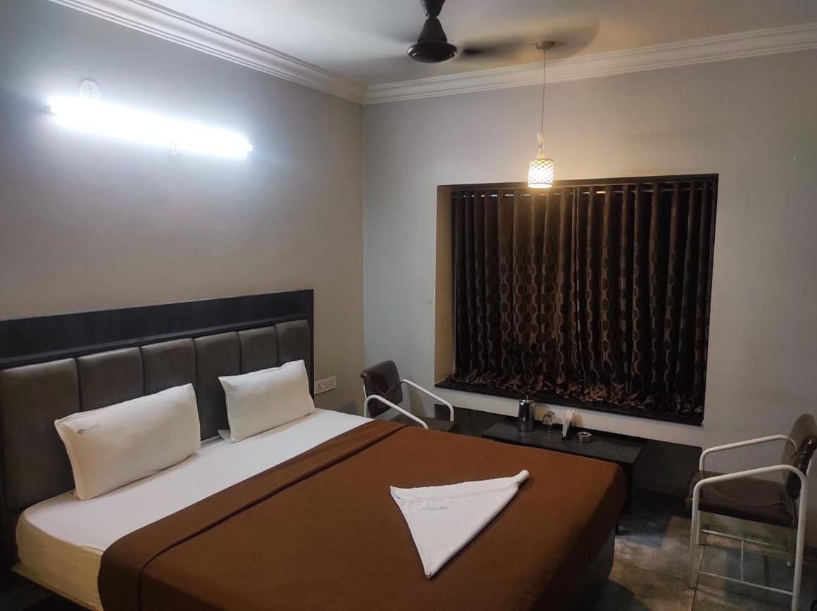 Hotel Vrindavan Deluxe Kolhapur Zewnętrze zdjęcie