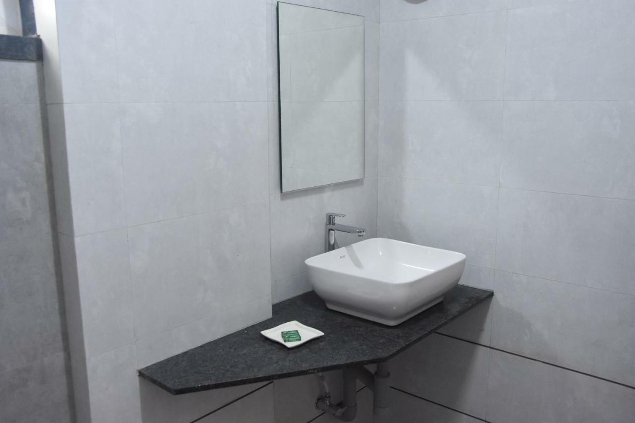 Hotel Vrindavan Deluxe Kolhapur Zewnętrze zdjęcie
